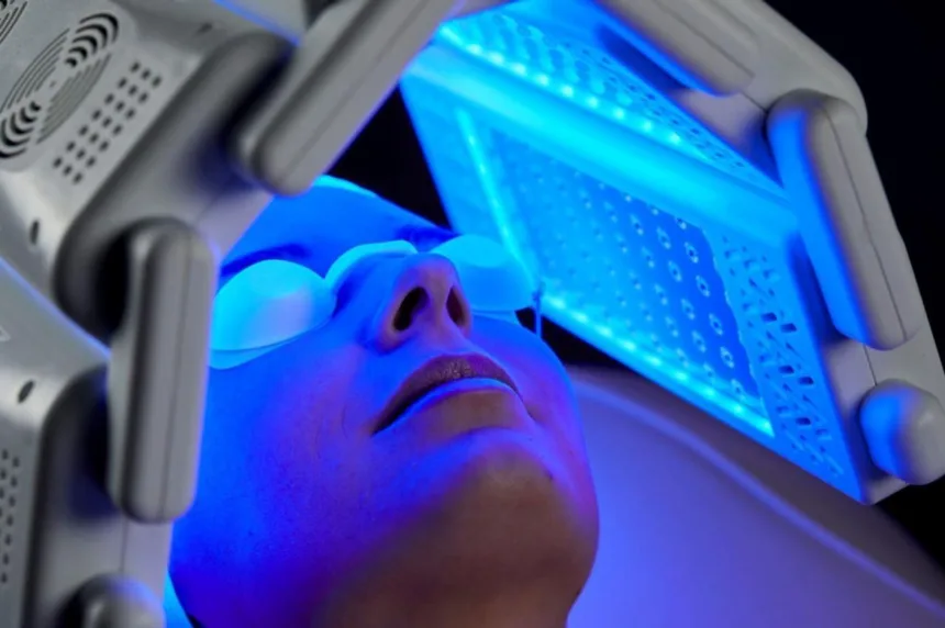 Czy terapia światłem za pomocą lampy wysusza skórę?